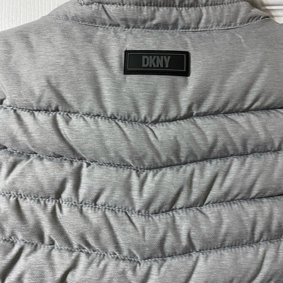 Men’s DKNY Oakland Puffer Vest Size Medium (NWT).  MSRP $98.50 - Picture 6 of 10
